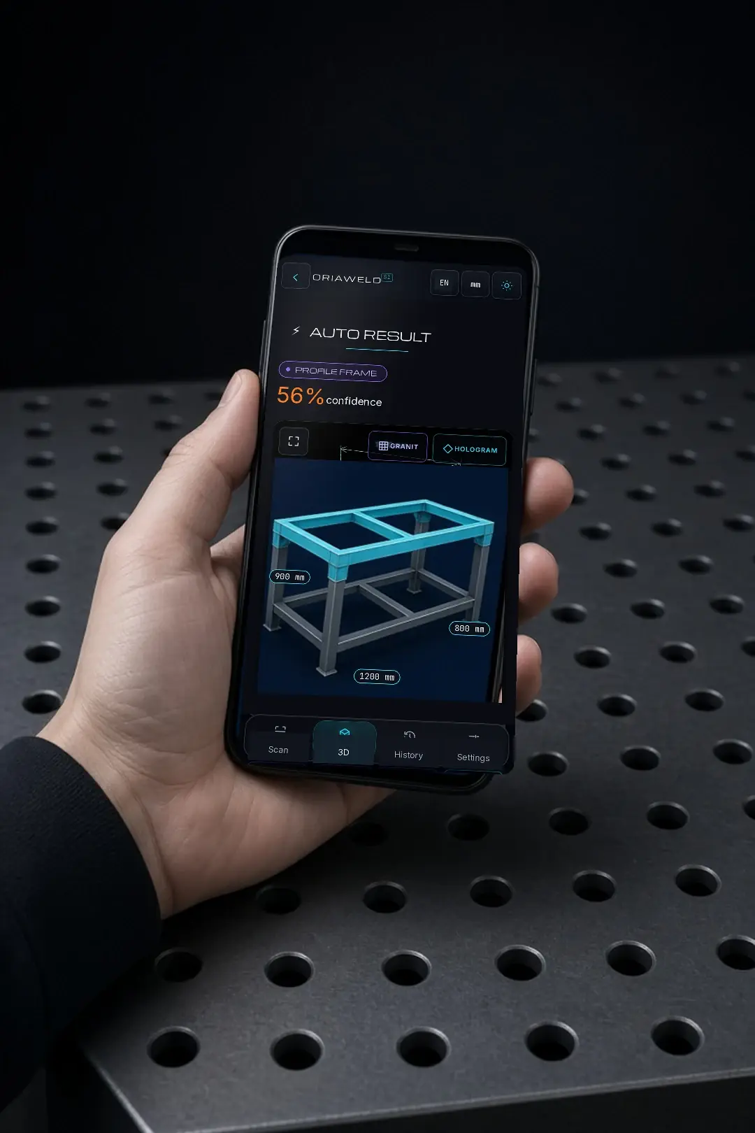 Ekran aplikacji: hologram 3D konstrukcji z wymiarami na stole spawalniczym